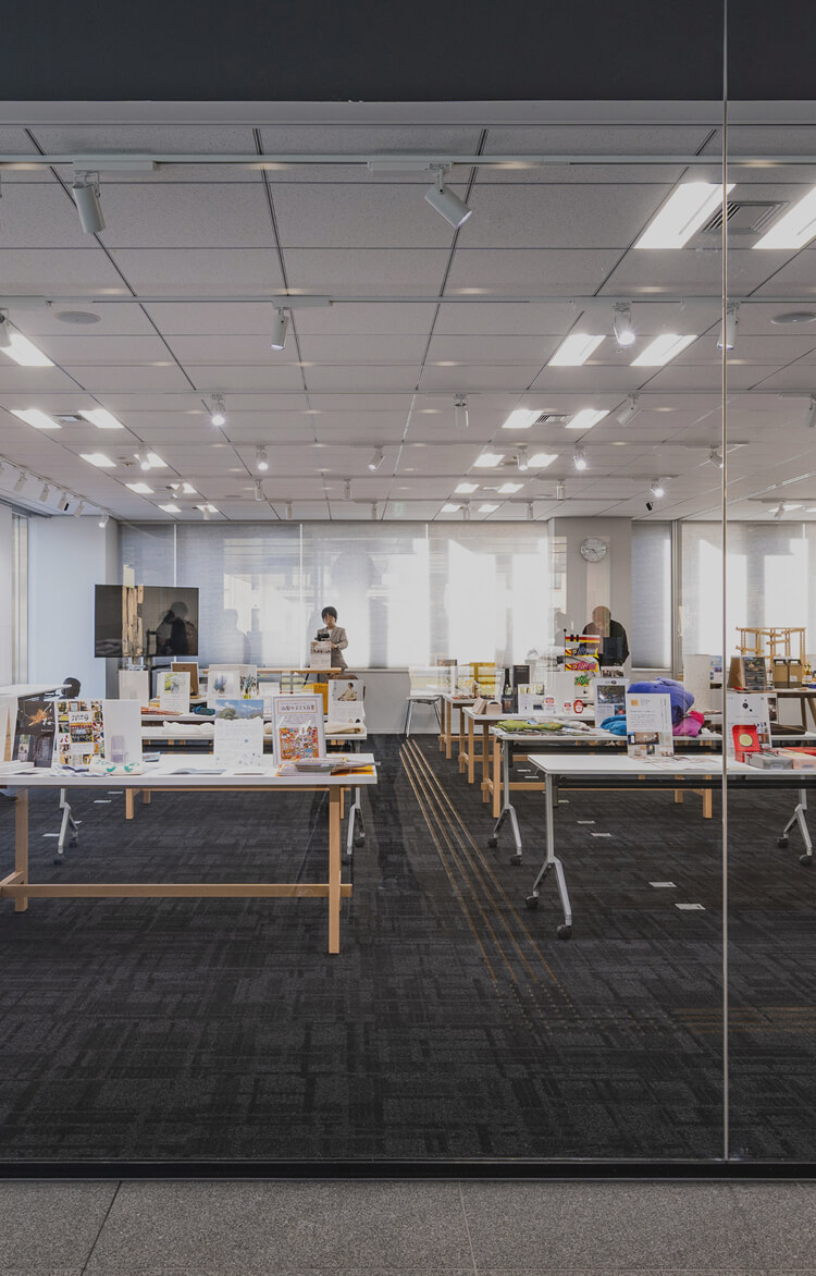 山梨デザインセレクション 選考している時の様子