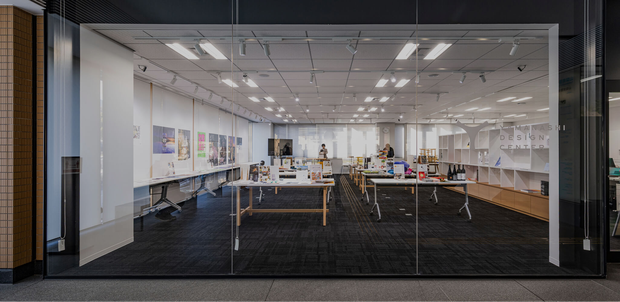 山梨デザインセレクション 選考している時の様子